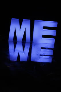 foto speculare, testo, nero, sfondo, me, riflessione, blu, illuminato, sceneggiatura occidentale, buio, notte, comunicazione, nessuno, girato in studio, sfondo nero, in casa, lettera maiuscola, avvicinamento, lettera, alfabeto, raggiante, stanza buia, tecnologia, luce, cartello, 5K, CC0, dominio pubblico, privo di copyright