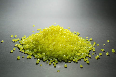 højen, grøn, granulater, materiale, teknologi, industriel, ingeniørarbejde, videnskab, levere, bunke, materialevidenskab, plast, polymer, grøn farve, gul, tæt på, mad og drikke, studio skud, ingen mennesker, mad, indendørs, friskhed, grå baggrund, velvære, stilleben, stor gruppe af objekter, grå, sund kost, sødt mad, bord, klar til at spise, rå fødevarer, ingrediens, farvet baggrund, fristelse, sort baggrund, Vegetarmad, 2K, CC0, offentligt domæne, royaltyfrie