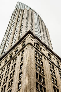 faible, photo d'angle, haute, monter bâtiment, gris, ciel, marron, béton, grande hauteur, bâtiment, nuageux, ciels, la fenêtre, coin, gratte ciel, architecture, façade, penthouse, la perspective, extérieur, pierre, extension, ville, paysage urbain, extérieur du bâtiment, structure construite, faible angle de vue, grand - haut, extérieur d'immeuble de bureaux, la tour, journée, personne, Bureau, Destinations de voyage, la nature, en plein air, ciel clair, quartier financier, 5K, CC0, domaine public, libre de droits