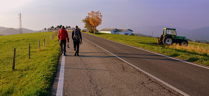 escursione, camminare, strada, trattore, montagna, il percorso europeo, e5, Lessinia, Italia, gruppo di persone, mezzi di trasporto, paesaggio, pianta, natura, scena rurale, adulto, modo di trasporto, uomini, cielo, terra, persone, a piedi, erba, campo, occupazione, agricoltura, ambiente, persone reali, all'aperto, 5K, CC0, dominio pubblico, privo di copyright