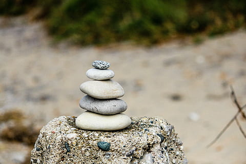 selectief, focus fotografie, gestapeld, stenen, rotsen, stack, vijf, vlakte, zand, balans, rots, solide, steen - object, zen-achtige, rock - object, natuur, focus op de voorgrond, steen, land-, kiezelsteen, geen mensen, strand, detailopname, dag, buitenshuis, getextureerde, groep objecten, kleine groep objecten, 5K, CC0, publiek domein, royaltyvrij