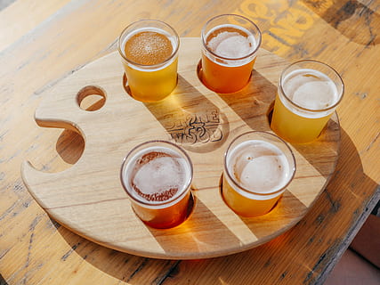 fünf, gegossen, Trink Gläser, braun, hölzern, Tablett, klar, Trinkglas, Farbpalette, Bier, Probe, Flug, Schatten, Getränk, Essen und Trinken, Erfrischung, Stillleben, Tabelle, Haushaltsausstattung, Glas, Frische, schaumiges Getränk, Holz - Material, Kaffee, Kaffee trinken, Tasse, Becher, drinnen, High Angle View, heisses Getränk, keine Leute, Bierglas, Latté, 5K, CC0, gemeinfrei, lizenzfrei