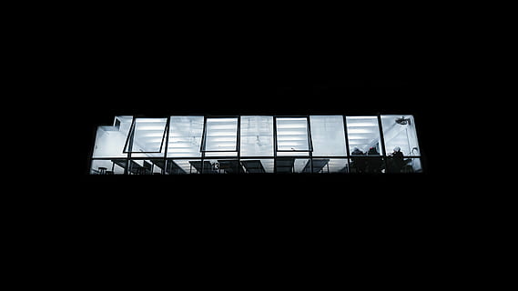 studio 13, szklane okno, nadzorowanie, niebo, światło, noc, okno, architektura, obszar roboczy, osoba, praca, vsco, badanie, studio, gabinet, życie nocne, nocne życie, biznes, Miasto, kopia przestrzeń, ciemny, wewnątrz, zbudowana struktura, sylwetka, niski kąt widzenia, żadnych ludzi, Natura, dzień, budynek, pokój domowy, balustrada, światło słoneczne, metal, 5K, CC0, domena publiczna, darmowe zdjęcia