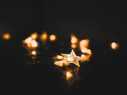 kuning, lampu string bintang, dangkal, fotografi fokus, string light, cahaya, bintang, gelap, hitam, merapatkan, detail, malam, diterangi, peralatan penerangan, tidak ada orang, perayaan, dekorasi, dalam ruangan, api, lilin, fokus selektif, menyalin ruang, kekayaan, bentuk bintang, bersinar, pembakaran, latar belakang hitam, kemewahan, lampu listrik, 5K, CC0, domain publik, bebas royalti
