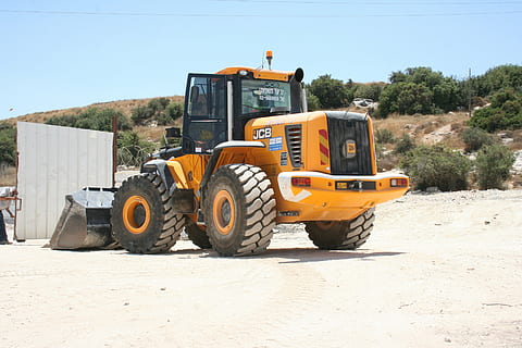 trattore, scavi, lavoro, costruzione, veicolo, puleggia, trasporto, mezzi di trasporto, giorno, luce del sole, natura, veicolo terrestre, terra, cielo, modo di trasporto, bulldozer, strada, cielo sereno, soleggiato, nessuno, industria di costruzioni, macchine da cantiere, giallo, pianta, all'aperto, campo, motore della terra, pneumatico, attrezzatura da costruzione, ruota, 2K, CC0, dominio pubblico, privo di copyright
