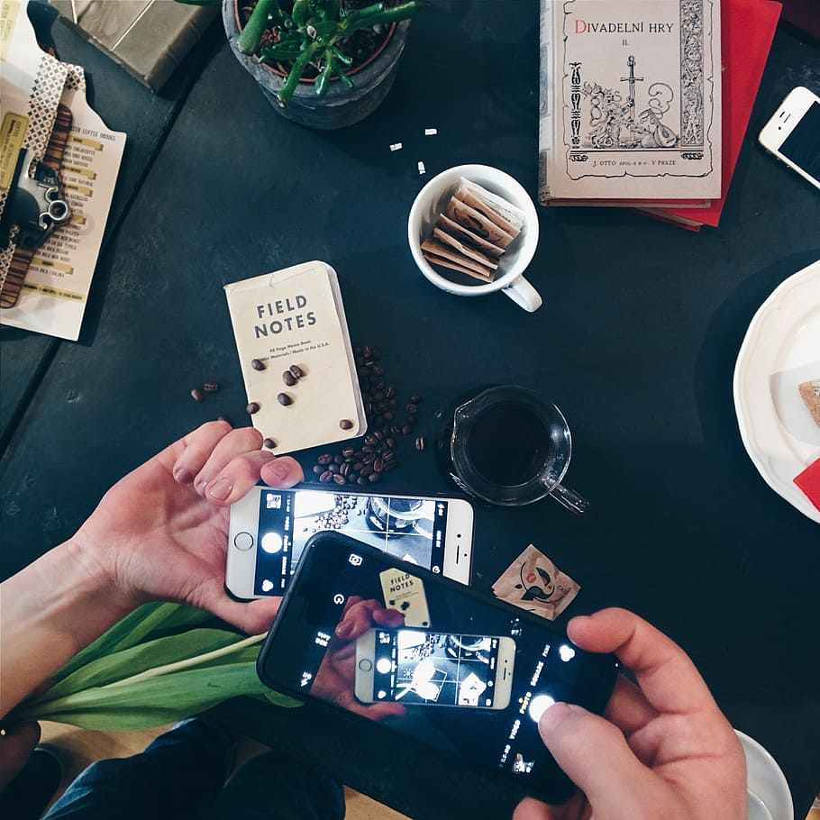 Kaffee schießen, Smartphones, Schießen, Kaffee, Hände, Ansicht von oben, Menschen, Geschäft, menschliche Hand, Technologie, Männer, Tabelle, Smartphone, High Angle View, Erwachsene, nur für Erwachsene, eine Person, Nur ein Mann, Essen und Trinken, echte Menschen, halten, Getränk, Hand, Erfrischung, Tasse, Kommunikation, Becher, menschliches Körperteil, Fotografie-Themen, Aktivität, kabellose Technologie, Kaffee trinken, Glas, 1080P