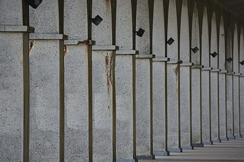 fons, columnes, galeria, oostende, arquitectura, cap gent, protecció, dia, a l'aire lliure, primer pla, metall, seguretat, patró, estructura construïda, funció de construcció de parets, barana, barrera, en fila, tanca, costat a costat, límit, llum solar, marc complet, concret, 5K, CC0, domini públic, lliure de regalies
