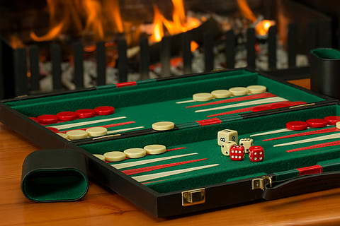 verd, vermell, blanc, tauler de backgammon, marró, fusta, taula, backgammon, joc de taula, fireside, competició, desafiament, daus, oci, jugar, sort, joc, recreació, guanyador, jocs, entreteniment, casino, guanyar, oportunitat, fortuna, risc, hivern, foc de tronc, càlid, calor, llar de foc, a l'interior, jocs d’oci, esport, cap gent, primer pla, dia, relaxació, activitat d'oci, cultura i entreteniment artístic, centrar-se en primer pla, gran grup d'objectes, natura morta, pilota, color verd, nombre, material de fusta, flama, 5K, CC0, domini públic, lliure de regalies