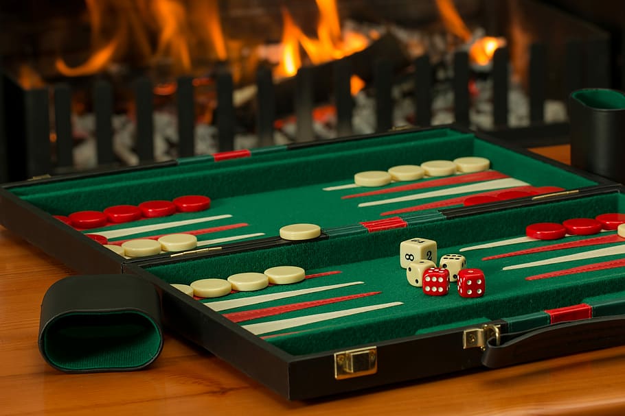 verd, vermell, blanc, tauler de backgammon, marró, fusta, taula, backgammon, joc de taula, fireside, competició, desafiament, daus, oci, jugar, sort, joc, recreació, guanyador, jocs, entreteniment, casino, guanyar, oportunitat, fortuna, risc, hivern, foc de tronc, càlid, calor, llar de foc, a l'interior, jocs d’oci, esport, cap gent, primer pla, dia, relaxació, activitat d'oci, cultura i entreteniment artístic, centrar-se en primer pla, gran grup d'objectes, natura morta, pilota, color verd, nombre, material de fusta, flama, 5K