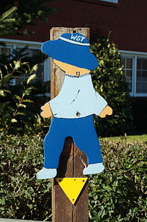 Wegzeichen, Wegweiser, wandernd, Charakter, Zugcharakter, Markierungszeichen, Zeichen, farbig, Männer, draußen, keine Leute, Baum, Tag, Nahansicht, Pflanze, Blau, Fokus auf den Vordergrund, Darstellung, Natur, Holz - Material, Kreativität, menschliche Darstellung, Wachstum, Kunst und Handwerk, Sonnenlicht, die Architektur, Kommunikation, Vogelhaus, 5K, CC0, gemeinfrei, lizenzfrei