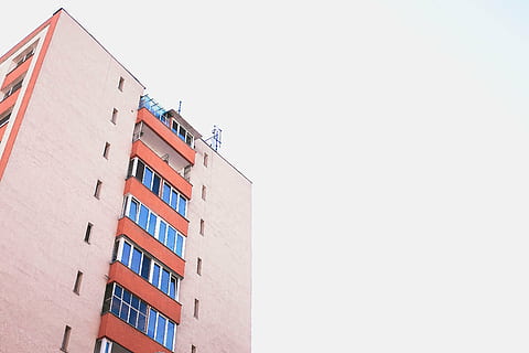 foto, gris, concret, de gran alçada, edifici, arquitectura, estructura, establiment, apartament, finestres, condomini, hotel, exterior de l'edifici, estructura construïda, cap gent, a l'aire lliure, dia, ciutat, cel, còpia espai, cel clar, vista d’angle baix, barri residencial, finestra, naturalesa, protecció, ocupació, casa, oficina, desenvolupament d’habitatges, 2K, CC0, domini públic, lliure de regalies