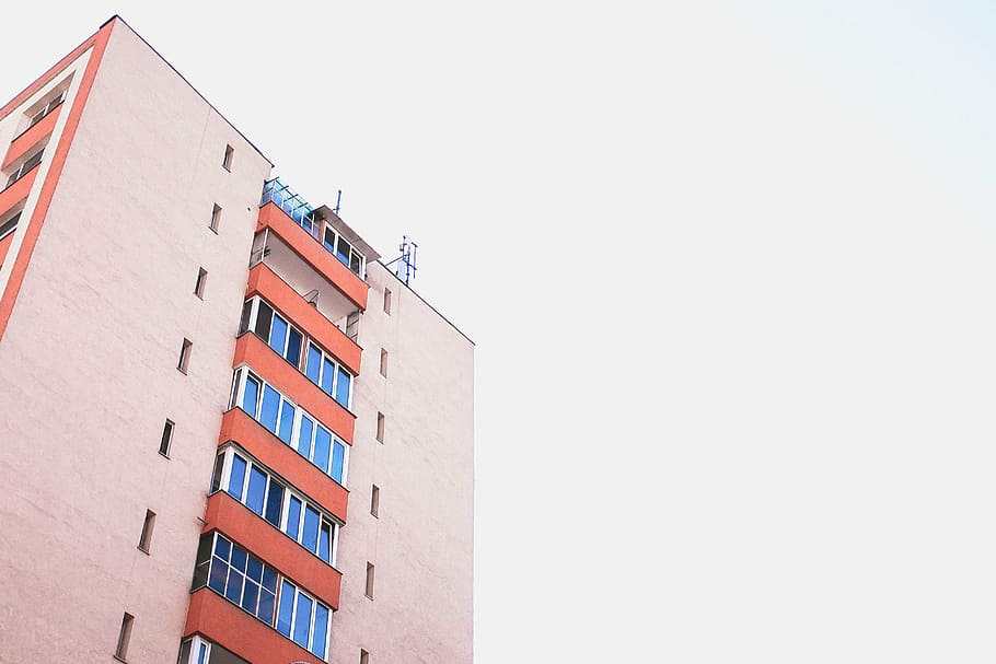foto, gris, concret, de gran alçada, edifici, arquitectura, estructura, establiment, apartament, finestres, condomini, hotel, exterior de l'edifici, estructura construïda, cap gent, a l'aire lliure, dia, ciutat, cel, còpia espai, cel clar, vista d’angle baix, barri residencial, finestra, naturalesa, protecció, ocupació, casa, oficina, desenvolupament d’habitatges, 2K