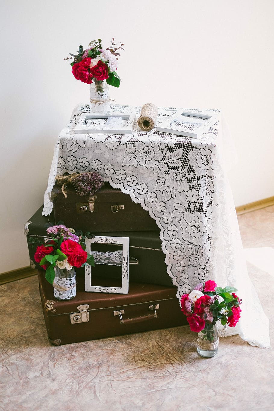 dekoracje, ornament, element, styl, luz, retro, kwiat, staromodny, żadnych ludzi, walizka, korespondencja, w stylu retro, roślina kwitnąca, roślina, wewnątrz, dekoracja, kompozycja kwiatowa, Natura, układ, uroczystość, bukiet, stół, czerwony, martwa natura, wazon, Róża, kwiat róży, zbliżenie, Poczta, porozumiewanie się, głowa kwiatu, 4K