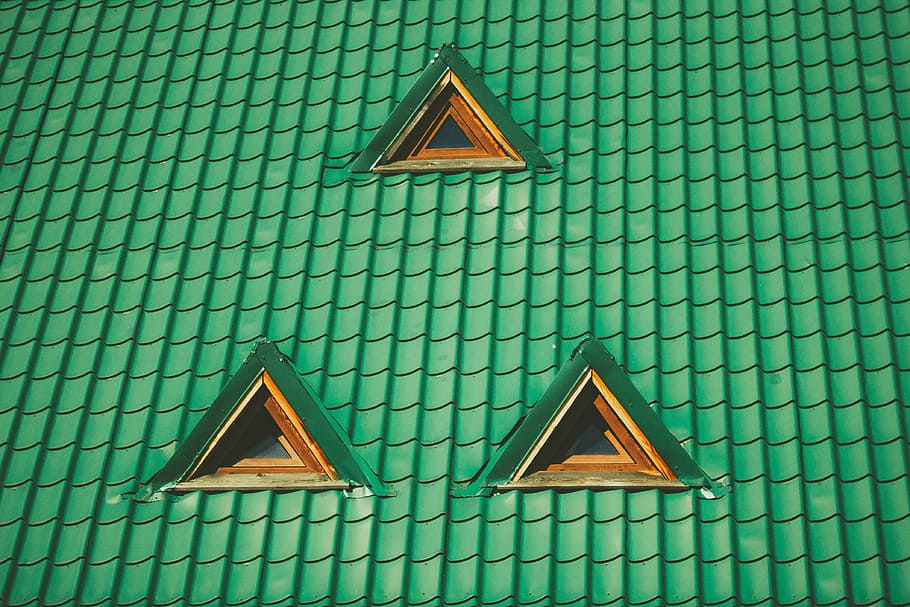 verd, sostre, tres, finestres, arquitectura, edifici, estructura, establiment, apartament, simetria, forma de triangle, exterior de l'edifici, casa, color verd, estructura construïda, finestra, perill, dia, forma, forma geomètrica, cap gent, patró, funció de construcció de parets, disseny, vista d’angle baix, cel, naturalesa, a l'aire lliure, color turquesa, 4K