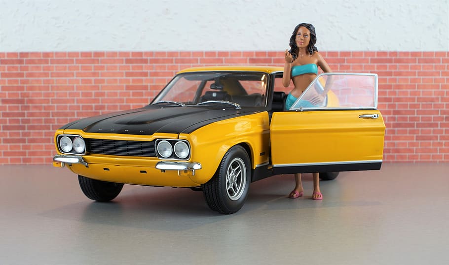 model de cotxe, ford, capri, capri, model, diorama, ford, capri, model, automàtic, oldtimer, joguines, cotxe esportiu, vell, groc, esport de motor, vehicle, clàssic, ford capri, motor, campana, automoció, una sola dona, només dones, una persona, només adults, taxi, cotxe, manera de transport, dones, adult jove, transport, adult, dones joves, longitud completa, automòbil, assegut, vista frontal, dia, retrat, vehicle terrestre, arquitectura, a l'aire lliure, dona guapa, pentinat, 4K