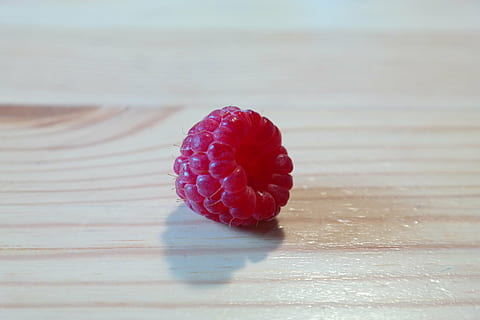 bringebær, frukt, bær, vitaminer, søt, sunn, rød, mat, friskhet, moden, dessert, organisk, bær frukt, nærbilde, forfriskning, søt mat, gourmet, spise sunt, natur, tre - materiale, mat og Drikke, bord, stilleben, velvære, ingen folk, selektiv fokusering, innendørs, fokusere på forgrunnen, dag, skygge, sollys, trekorn, 5K, CC0, offentlig domene, opphavsrett gratis