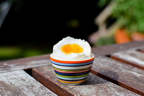 Eier, Frühstück, Sommer-, geteilt, gekocht, Essen und Trinken, Lebensmittel, Ei, Holz - Material, gesundes Essen, Eigelb, Wohlbefinden, Frische, keine Leute, Tabelle, Fokus auf den Vordergrund, Tag, Mahlzeit, Nahansicht, draußen, Spiegelei, gekochtes Ei, fertig für den Verzehr, Stillleben, japanisches Essen, Sonnenseite nach oben, 2K, CC0, gemeinfrei, lizenzfrei