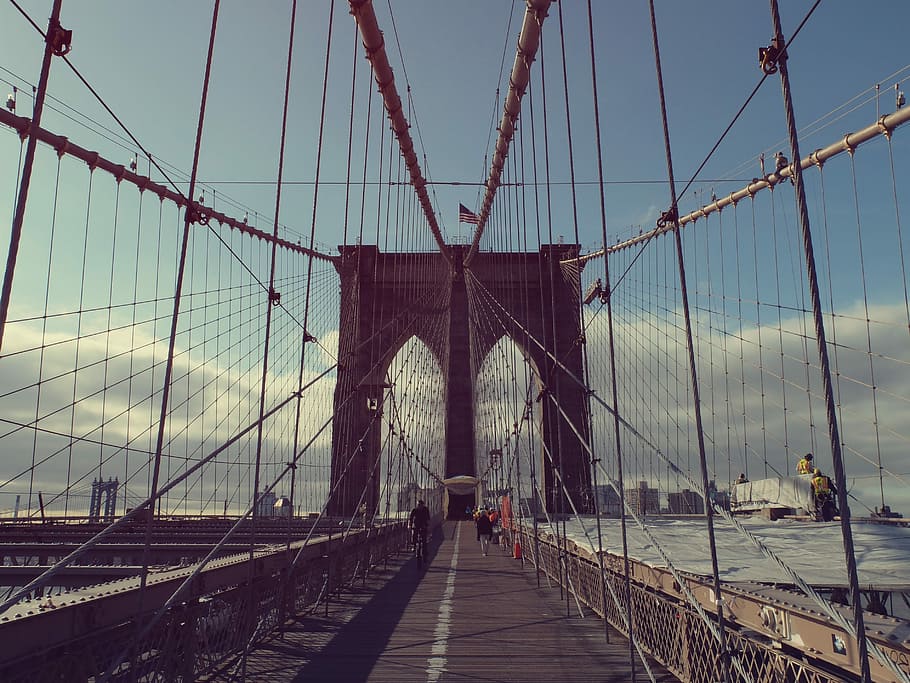 sort bro, bro - menneskeskabt struktur, hængebro, berømte sted, New York City, USA, brooklyn bridge, brooklyn - new york, arkitektur, flod, manhattan - new york city, rejse, stålkabel, udendørs, forbindelse, ingeniørarbejde, transportmidler, bygget struktur, bro, himmel, rejsemål, turisme, retning, natur, vejen frem, by, kabel, tilfældige mennesker, faldende perspektiv, lang, kontorbygning udvendig, Bugt, 2K
