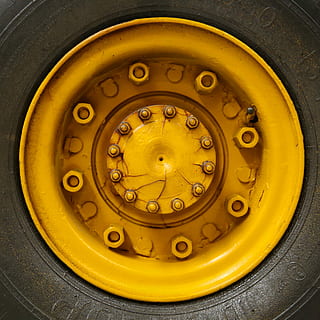 Gelb, Mehrfachnase, linear, Mittelkappe, schleppen, Reifen, Rad, Kreis, Nahansicht, goldfarben, Gold, keine Leute, drinnen, Tag, Geometrische Figur, gestalten, Metall, Design, Transport, Muster, Transportmittel, orange Farbe, schwarze Farbe, Technologie, nass, 4K, CC0, gemeinfrei, lizenzfrei