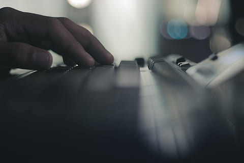 raso, fotografia de foco, humano, mão, computador, teclado de computador, jogos, teclado, mão esquerda, tipo, parte do corpo humano, mão humana, uma pessoa, fechar-se, foco seletivo, dentro de casa, adulto, usando o computador, dedo humano, dedo, ocupação, tecnologia, cultura artística e entretenimento, parte do corpo, música, habilidade, homens, nível de superfície, 2K, CC0, domínio público, royalty free