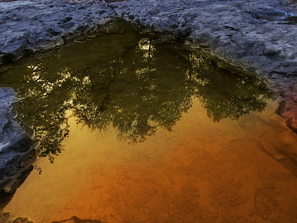 cos, aigua, formació de roca, reflexió, arbre, arc de Sant Martí, resum, fons, tranquil, naturalesa, vista d’angle alt, cap gent, dia, llac, bellesa a la natura, davant del mar, a l'aire lliure, rock, tranquil·litat, rock - object, sòlid, marc complet, planta, llum solar, 2K, CC0, domini públic, lliure de regalies