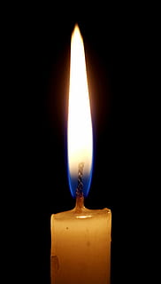 accesa candela gialla, candela, luce, fiamma, ardente, lume di candela, illuminato, spiritualità, raggiante, festivo, fuoco, calore - temperatura, fuoco - fenomeno naturale, in casa, girato in studio, avvicinamento, natura, sfondo nero, nessuno, buio, copia spazio, cera, colore arancione, stanza buia, singolo oggetto, luminosità, fusione, 5K, CC0, dominio pubblico, privo di copyright