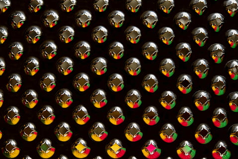 textura, estructura, composició, fons, negre, crom, vermell, groc, verd, marc complet, menjar i beguda, abundància, gran grup d'objectes, contenidor, cap gent, refresc, en fila, ampolla, alcohol, beure, a l'interior, patró, ampolla de vi, color negre, vi, ordre, primer pla, menjar, fons negre, 5K, CC0, domini públic, lliure de regalies