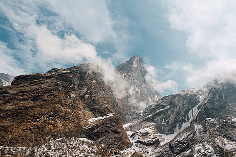zăpadă munți, timpul zilei, munţi, vârf, cer, nori, înalt, top, mediu inconjurator, natură, extrem, alpinism, altitudine, decor, Munte, scenics, zi, fumul - structura fizică, nor - cer, scenice - natura, frumusețe în natură, peisaj, de munte, nici o persoana, stâncă, scenă non-urbană, solid, geologie, obiect de rocă, teren, geografie fizica, o scenă liniștită, în aer liber, varf de munte, formare, un munte acoperit de zăpadă, 5K, CC0, domeniu public, fără drepturi de autor