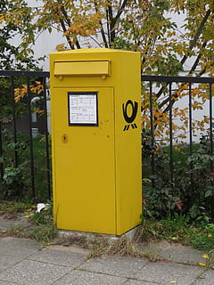 postkasse, stolpe, brev bokse, sende, brev boks, metal, deutsche post, boks, breve, gul, kaste en, Berlin, Tyskland, efterår, hegn, træ, farverig, blade, meddelelse, plante, ingen mennesker, dag, post, offentlige postkasse, korrespondance, udendørs, arkitektur, natur, tekst, bygget struktur, brev, sti, vestlige script, vækst, forbindelse, 4K