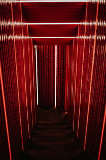 gris, estret, escala, vermell, paret, fotografia de timelapse, llum, textura, resum, il·luminació, túnel, passarel·la, pas, interior, club, neó, canviant d'humor, fosc, ombra, entrada, a la planta baixa, subterrani, art, a l'interior, arquitectura, cap gent, el camí a seguir, absència, cultura i entreteniment artístic, en fila, direcció, edifici, passadís, arcade, estructura construïda, buit, escenari - espai de rendiment, patró, cortina, tèxtil, perspectiva decreixent, etapa, 4K, CC0, domini públic, lliure de regalies