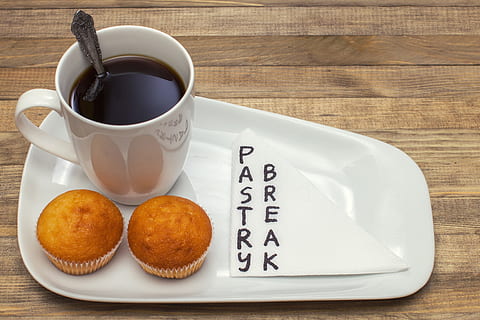 Weiß, Keramik, Kaffeebecher, Teller, Hintergrund, schwarz, brechen, braun, Kuchen, Kaffee, Zusammensetzung, Konzept, Tasse, köstlich, Getränk, Lebensmittel, heiß, Inschrift, Becher, Serviette, Papier-, Gebäck, Phrase, Brett, Porzellan, Erfrischung, Löffel, Zucker, Süss, geschmackvoll, Text, Zeit, Essen und Trinken, Frische, Tabelle, Kaffeetasse, gebacken, drinnen, Kaffee trinken, Süßes Essen, Stillleben, Untertasse, keine Leute, heisses Getränk, Tee, Geschirr, Snack, Frühstück, Tablett, Teetasse, 2K, CC0, gemeinfrei, lizenzfrei