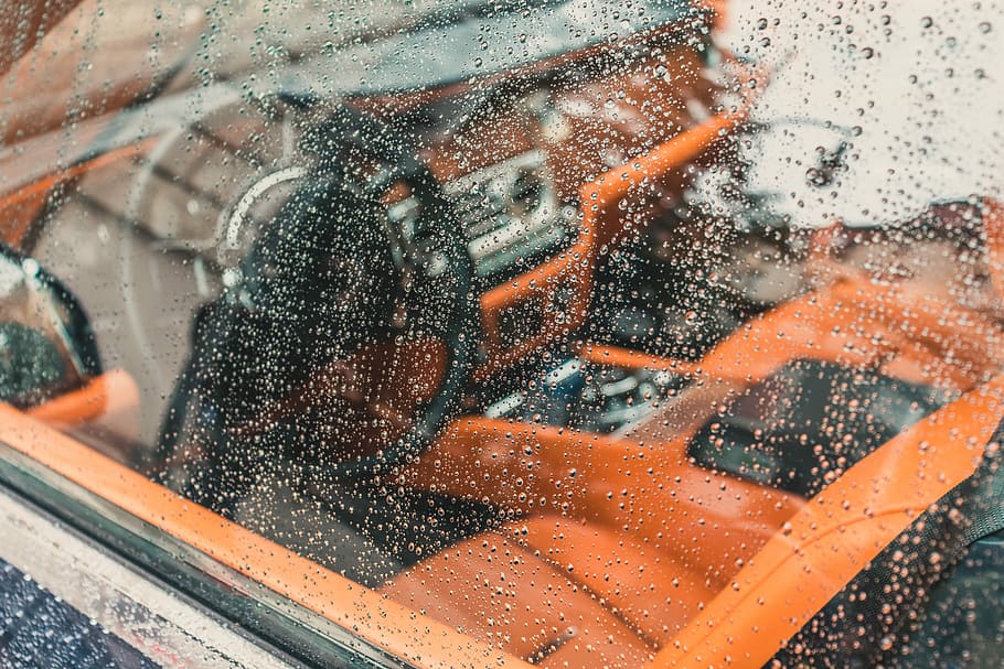 rosada d’aigua, parabrisa del vehicle, persona, presa, foto, cotxe, interior, finestra, pluja, panell, vehicle, gota, cotxe clàssic, reflexió, seient de cuir, cadira, gota d'aigua, rolls Royce, aigua, vidre - material, manera de transport, transparent, humit, tirar, transport, dia, automòbil, gent, persones reals, vehicle terrestre, neteja, estils de vida, a l'aire lliure, naturalesa, 5K
