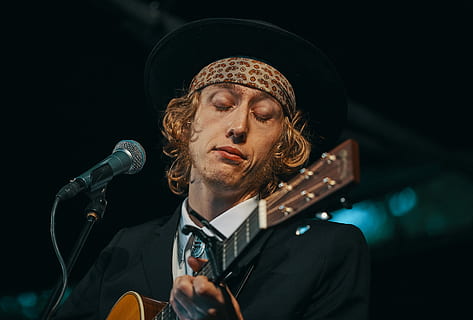 vyras, žaisti, ruda, gitara, asmuo, turintis gitara, dainininkė, asmuo, atlikėjas, mikrofonas, spektaklis, muzika, muzikantas, suaugusiųjų, vienas asmuo, skrybėlę, meno kultūra ir pramogos, įvesties įrenginį, apranga, menininkas, dainavimas, portretas, scenos menų renginys, šūvis į galvą, muzikinis instrumentas, juodas fonas, patalpose, ieško, etapas, 2K, CC0, Viešasis domenas, nemokamai