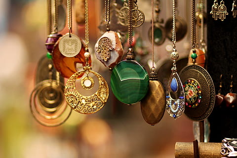snor, medaljon, basar, Jaffa, salg, fem fingre figur, kulturer, dekoration, guldfarvet, smykker, detail, butik, hængende, halskæde, variation, fokus på forgrunden, ingen mennesker, Kunst og håndværk, valg, tæt på, detailvisning, til salg, marked, håndværk, kollektion, stor gruppe af objekter, mode, selektiv fokusering, forretning, forbrugerisme, luksus, personlige tilbehør, 5K, CC0, offentligt domæne, royaltyfrie