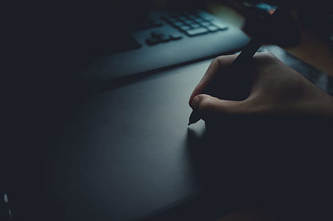 Person, mit, Trackpad, halten, Eingabestift, Hand, Gerät, Technologie, elektronisch, Stift, Computer Tastatur, Computer, menschliche Hand, Menschen, Internet, Tippen, eine Person, dunkel, Frau, Geschäft, drinnen, nur für Erwachsene, menschliches Körperteil, Erwachsene, nur eine frau, echte Menschen, Körperteil, kabellose Technologie, Kommunikation, Nahansicht, Finger, nicht erkennbare Person, menschlicher Finger, Verbindung, Lebensstile, mit laptop, Tastatur, Surfen im Internet, 4K, CC0, gemeinfrei, lizenzfrei