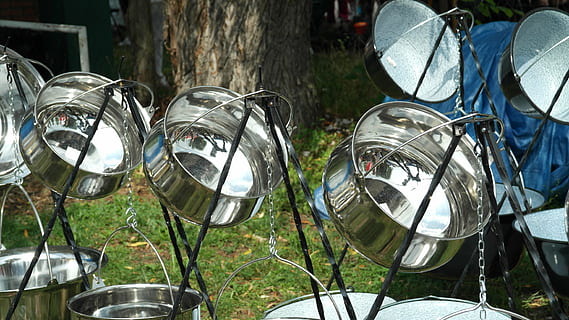 olla, olles, vaixell, vaixella, cuinar, tradicionalment, menjar, preparar-se, metall, estri de cuina, color plata, dia, contenidor, equipament per a la llar, cap gent, a l'aire lliure, primer pla, centrar-se en primer pla, naturalesa, natura morta, grup d'objectes, acer, gran grup d'objectes, reflexió, elecció, grup, camp, aliatge, 5K, CC0, domini públic, lliure de regalies