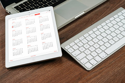 ieslēgta ipad, parādīšana, kalendāru, blakus, ābolu, bezvadu, tastatūra, MacBook, pro, balts, ipad, maģija, brūna, virsmu, tabletes, laiks, klēpjdators, tehnoloģijas, birojs, rakstāmgalds, Bizness, sanāksmē, datora tastatūra, bezvadu tehnoloģija, dators, komunikāciju, internetā, desktop pc, finansējumu, datortehnika, savienojumu, nav cilvēku, augsts leņķa skats, telpās, tabula, mēbeles, datortīkls, koksne - materiāls, tuvplāns, datora atslēga, 4K, CC0, publiskais domēns, bez atlīdzības