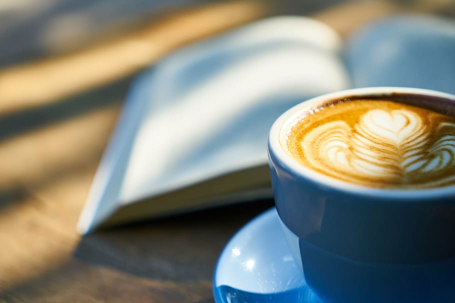 ceașcă, latte, inima arta, top, alb, farfurioară, cafea, carte, cafeină, caiet, curs, espresso, cană de cafea, cappuccino, Buna dimineata, dimineaţă, trezi, băutură, fotografie, fotografii alimentare, muncă, albastru, a scrie, fundal, alimente, cafenea, citit, maro, masa, macro, fibre de lemn, stil de viata sanatos, detaliu, sticlă, mic dejun, fundaluri, mâncare, fotografii produse, mâncat sănătos, nimeni, a închide, cafea - băutură, mancare si bautura, băutură spirtoasă, nici o persoana, spuma arta, gustare, halbă, natură moartă, bautura fierbinte, faianță, să se concentreze asupra primelor elemente, multi colorate, luminos, 5K