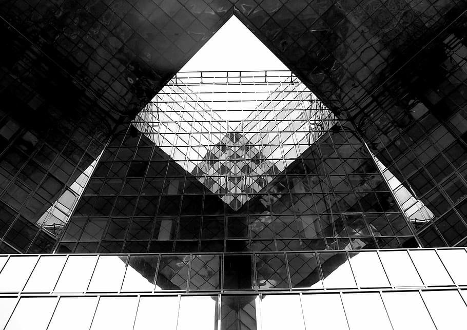 baix, fotografia d'angle, edifici de vidre, arquitectura, mirall, reflexió, casa, edifici, gratacels, modern, finestra, estructura construïda, vidre - material, acer, exterior de l'edifici, escena urbana, industria de la construcció, edifici d'oficines, vista d’angle baix, cap gent, dia, patró, ciutat, a l'aire lliure, disseny, naturalesa, cel, forma, exterior d’edifici d’oficines, llum solar, oficina, destinacions de viatge, directament a sota, 2K