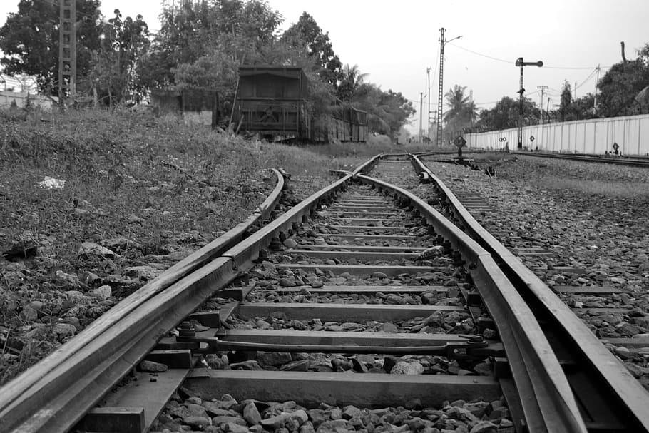 pista, transport, pistes, tren, indonèsia, kereta api, stasiun, vies del ferrocarril, transport per ferrocarril, dia, corbata de ferrocarril, cap gent, el camí a seguir, direcció, perspectiva decreixent, punt de fuga, naturalesa, planta, grava, arbre, metall, cel, a l'aire lliure, arquitectura, estructura construïda, recta, paral·lel, llarg, 1080P