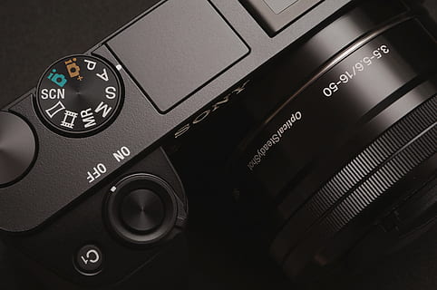 fotocamera dslr nera, vicino, vista, nero, compatto, telecamera, fotocamera dslr, elettronico, macchina fotografica - attrezzatura fotografica, tecnologia, obiettivo - strumento ottico, attrezzatura, temi fotografici, singolo oggetto, colore nero, fotocamera reflex, industria elettronica, nessuno, pannello di controllo, avvicinamento, tachimetro, numero, comunicazione, controllo, cultura artistica e intrattenimento, sceneggiatura occidentale, in casa, tecnologia wireless, veicolo a motore, interno auto, testo, musica, comporre, pomello, premi il bottone, Camera digitale, 4K, CC0, dominio pubblico, privo di copyright