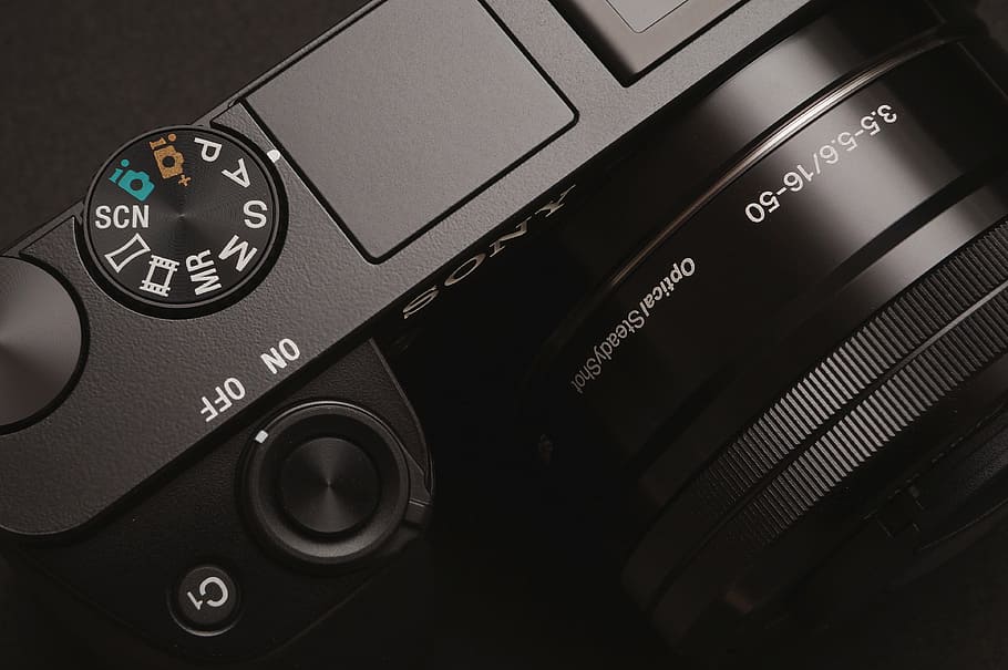 fotocamera dslr nera, vicino, vista, nero, compatto, telecamera, fotocamera dslr, elettronico, macchina fotografica - attrezzatura fotografica, tecnologia, obiettivo - strumento ottico, attrezzatura, temi fotografici, singolo oggetto, colore nero, fotocamera reflex, industria elettronica, nessuno, pannello di controllo, avvicinamento, tachimetro, numero, comunicazione, controllo, cultura artistica e intrattenimento, sceneggiatura occidentale, in casa, tecnologia wireless, veicolo a motore, interno auto, testo, musica, comporre, pomello, premi il bottone, Camera digitale, 4K