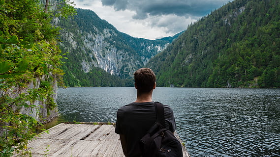 uomo, nero, camicia, in piedi, bacino, accanto, lago, circondato, montagne, uomo in nero, camicia nera, natura, una persona, acqua, all'aperto, persone, uomini, montagna, adulto, etnia caucasica, paesaggio, Paesaggi, scena tranquilla, immagine a colori, solitudine, rilassamento, fiume, retrovisore, solo una donna, solo adulti, solo donne, bellezza nella natura, scenics - natura, albero, attività di svago, pianta, nuvola - cielo, la tranquillità, catena montuosa, scena non urbana, foresta, guardando a vista, 5K, CC0, dominio pubblico, privo di copyright