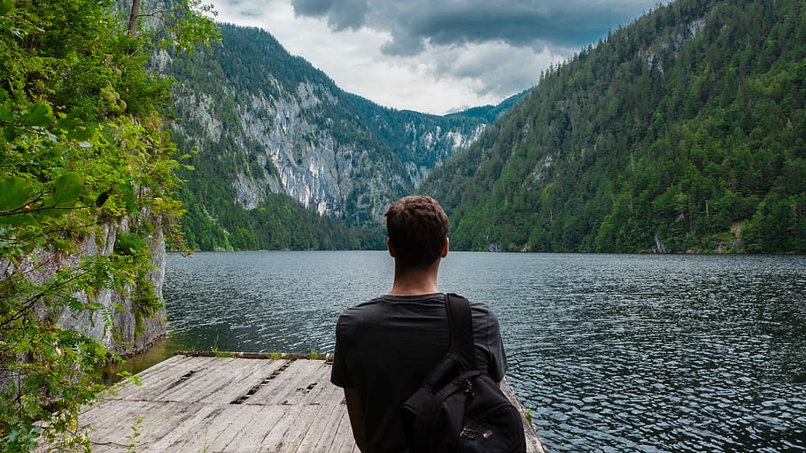 uomo, nero, camicia, in piedi, bacino, accanto, lago, circondato, montagne, uomo in nero, camicia nera, natura, una persona, acqua, all'aperto, persone, uomini, montagna, adulto, etnia caucasica, paesaggio, Paesaggi, scena tranquilla, immagine a colori, solitudine, rilassamento, fiume, retrovisore, solo una donna, solo adulti, solo donne, bellezza nella natura, scenics - natura, albero, attività di svago, pianta, nuvola - cielo, la tranquillità, catena montuosa, scena non urbana, foresta, guardando a vista, 5K