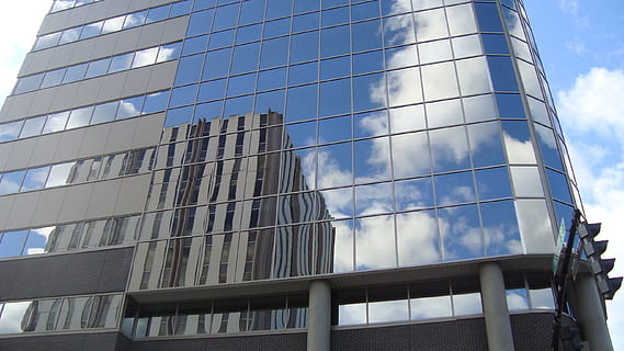 edificio, reflexión, espejo, cielo azul, nube, exterior del edificio, arquitectura, estructura construida, vista de ángulo bajo, material de vidrio, edificio de oficinas exterior, ciudad, oficina, moderno, cielo, día, nadie, naturaleza, ventana, nube - cielo, luz del sol, al aire libre, negocio, rascacielos, limpiar, 2K, CC0, dominio público, libre de derechos