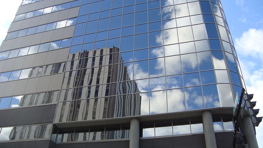 edificio, reflexión, espejo, cielo azul, nube, exterior del edificio, arquitectura, estructura construida, vista de ángulo bajo, material de vidrio, edificio de oficinas exterior, ciudad, oficina, moderno, cielo, día, nadie, naturaleza, ventana, nube - cielo, luz del sol, al aire libre, negocio, rascacielos, limpiar, 2K