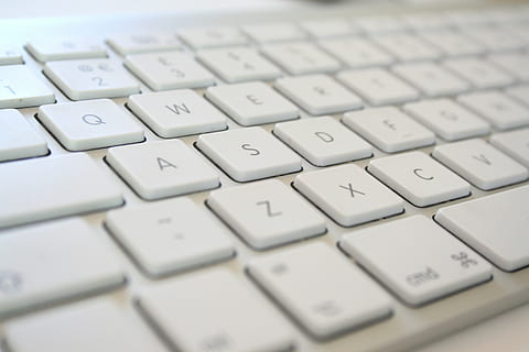 tasti della tastiera Mac di Apple, tastiera, chiavi, computer, genere, testo, comunicazione, tastiera del computer, tecnologia, il computer portatile, Internet, tasto del computer, pc, avvicinamento, attrezzatura informatica, parte del computer, connessione, lettera, fotogramma intero, Colore bianco, tecnologia wireless, nessuno, alfabeto, messa a fuoco selettiva, vista dall'alto, 4K, CC0, dominio pubblico, privo di copyright