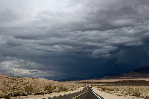 valle della morte, strada asfaltata, deserto, buio, nuvoloso, cielo, strada, paesaggio, nube, montagna, nuvola - cielo, ambiente, mezzi di trasporto, la strada davanti, direzione, scenics - natura, tempesta, natura, bellezza nella natura, scena non urbana, giorno, nessuno, nuvola temporalesca, terra, infausto, all'aperto, semi arido, 5K, CC0, dominio pubblico, privo di copyright
