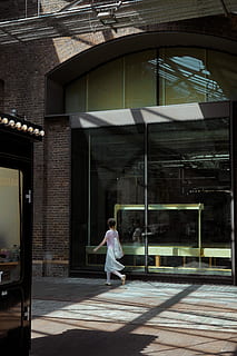 Frau, Gehen, Glasfenster, Flur, Fenster, Schatten, industriell, Reflexion, Licht, Kontrast, verzerrt, London, Spiegel, dunkel, weiblich, Fußgänger, Lichtstrahl, Sonnenlicht, eine Person, echte Menschen, die Architektur, gebaute Struktur, Lebensstile, in voller Länge, Gebäudehülle, Eingang, Gebäude, Tag, Frauen, Erwachsene, Freizeitbeschäftigung, Rückansicht, Legere Kleidung, Tür, draußen, 5K, CC0, gemeinfrei, lizenzfrei