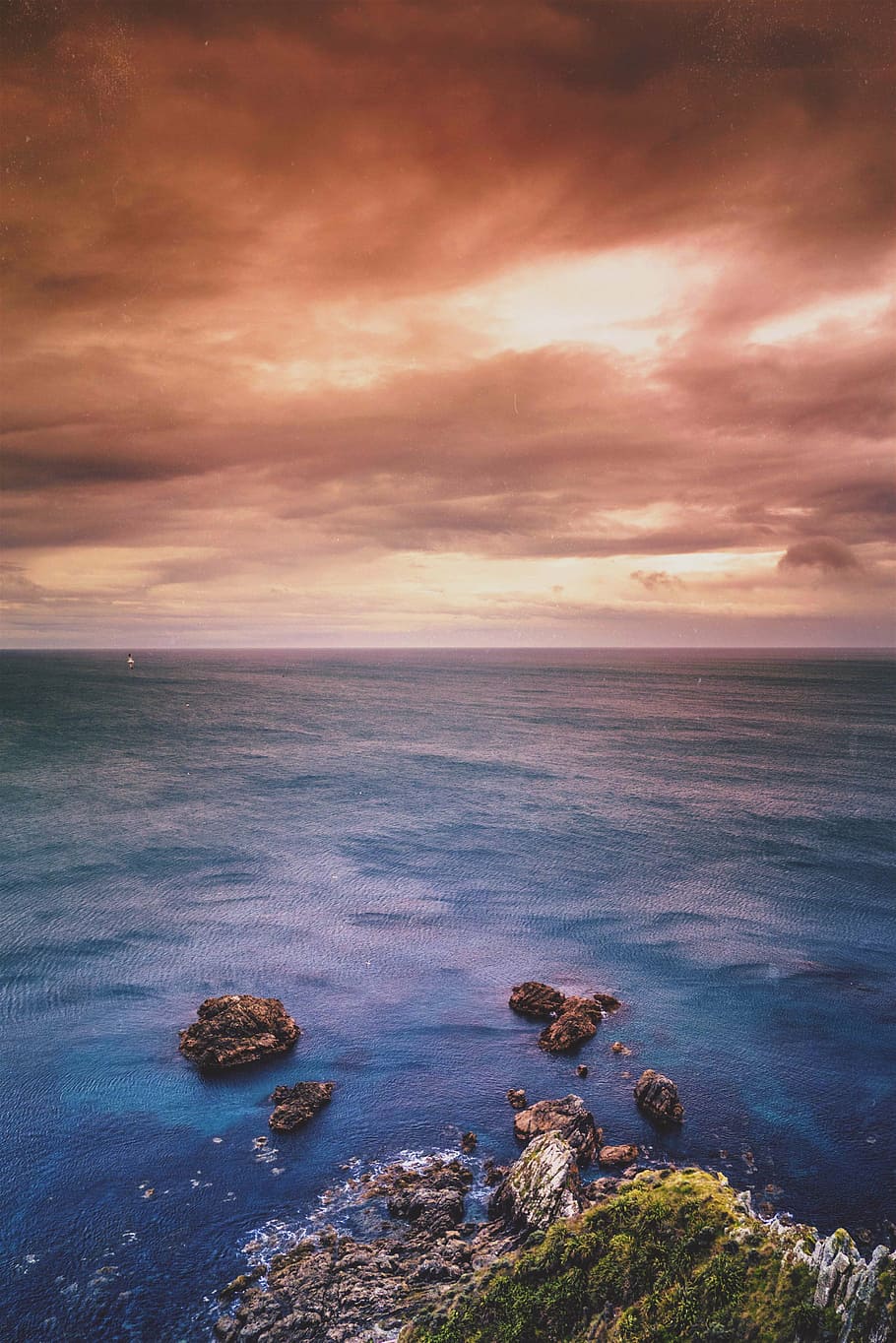antenne, udsigt, rock formation, hav, grå, himmel, gylden, time, Foto, legeme, vand, nær ved, klippe, formation, dagtimerne, solnedgang, skyer, horisont, ocean, kyst, natur, klipper, sky - himmel, scenics, dramatisk himmel, rolig scene, horisont over vand, skønhed i naturen, scenics - natur, ro, ingen mennesker, idyllisk, strand, jord, solid, rock-objekt, udendørs, klippekyst, 4K